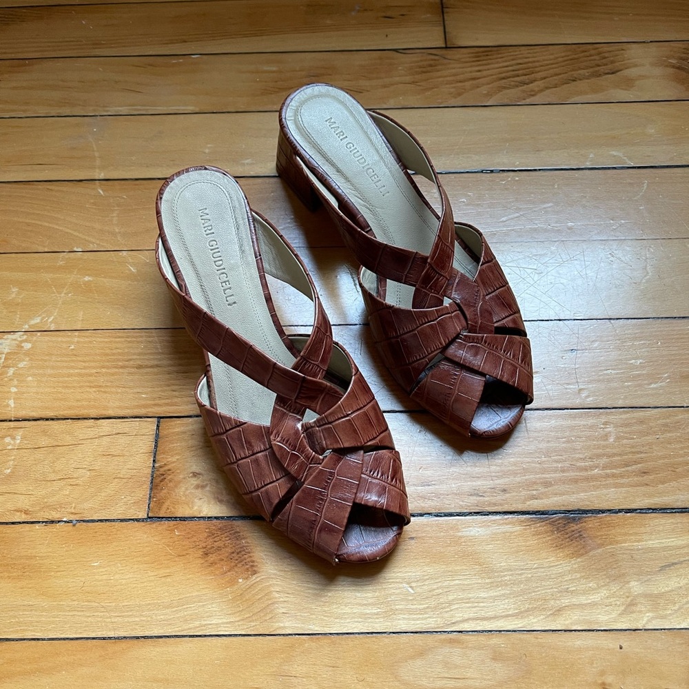 Mari Guidelli Women's Brown Croc-Embossed Sandals